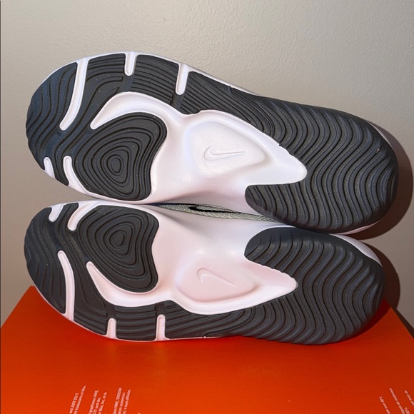 Nike Legend Essential 3 Light Silver DM1120-008 Men’s Size 7 - Picture 5 of 6